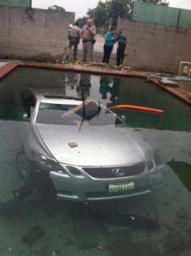 Curiosità: l'arte del parcheggio nell'acqua interpretata in California ed in Cina...