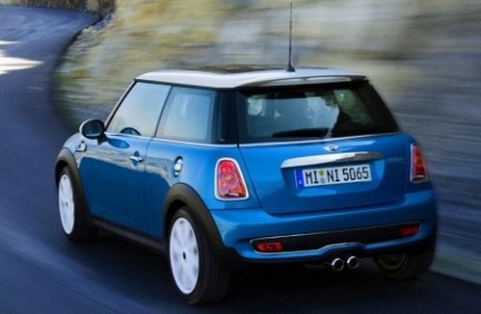 MiniCooper2007blauwzijkantachter.jpg