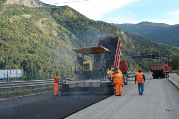 Asfalti silenziosi grazie alla gomma da riciclo: ecco le ... Pavimenti in gomma riciclata