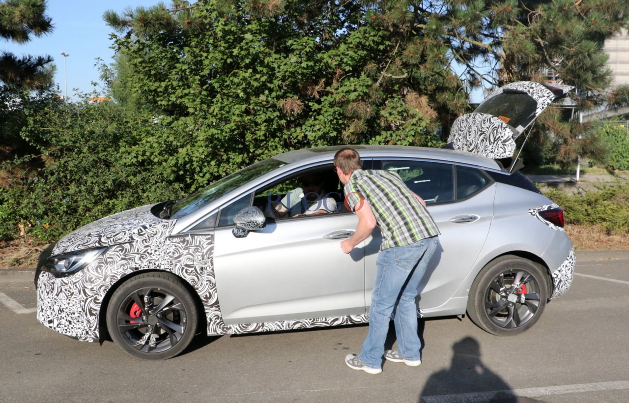 opel_astra_gsi_03.jpg