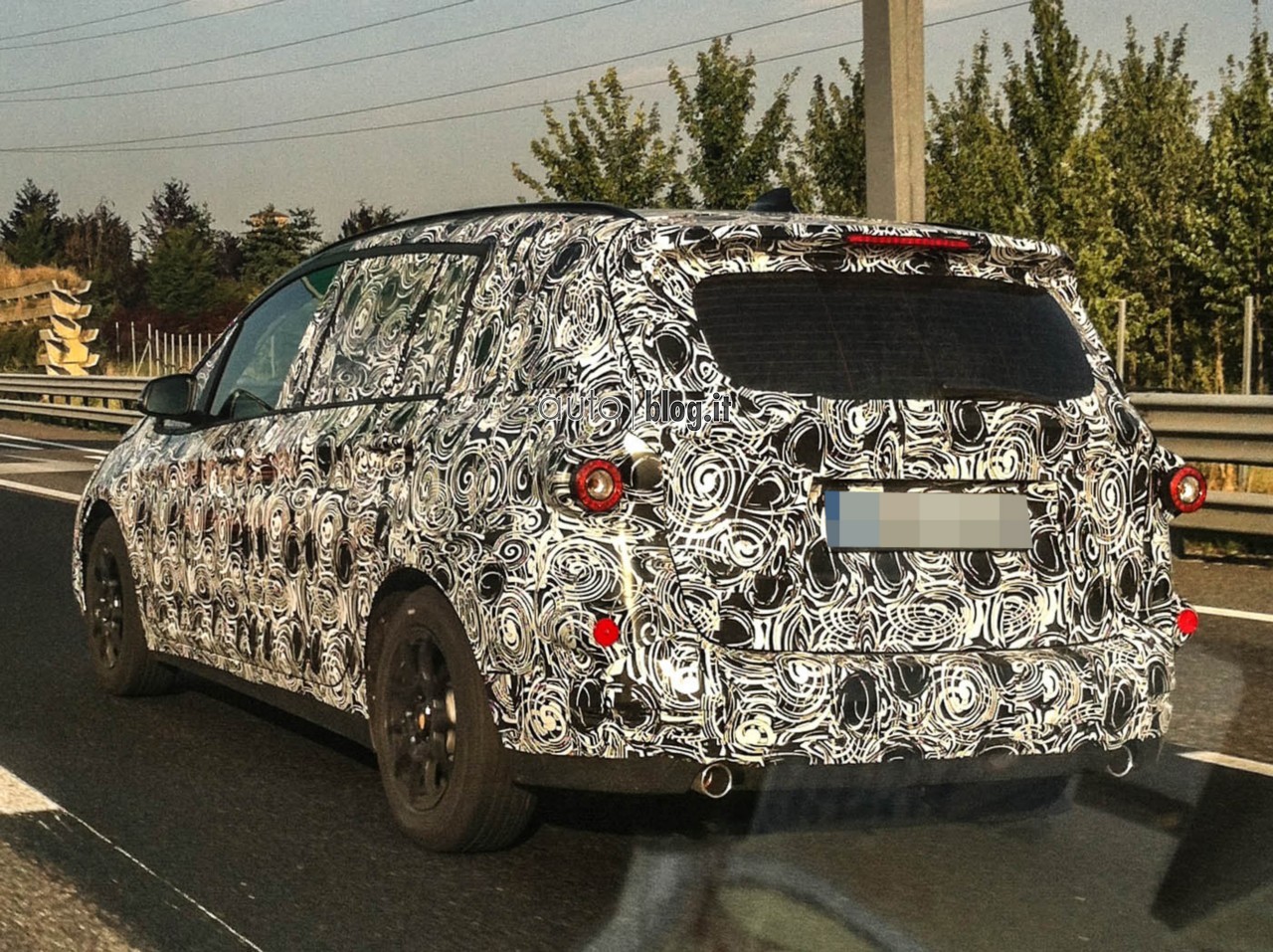 bmw-mpv-2014-02.jpg