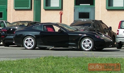 Scoop: foto spia di una sempre più strana Ferrari 612 Scaglietti