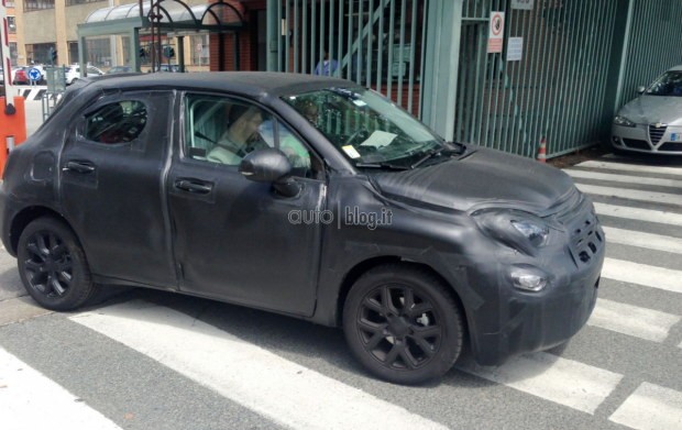 Fiat 500X: foto spia su strada e degli interni