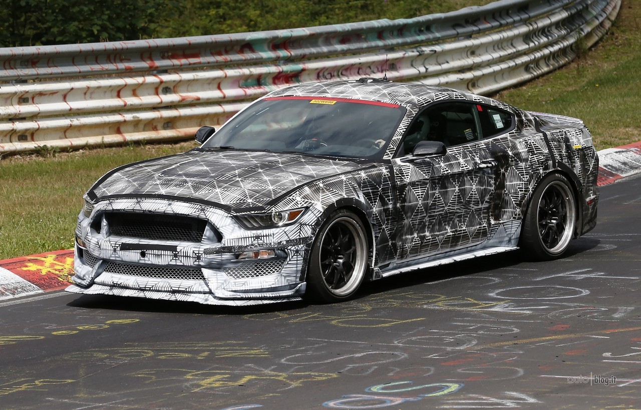 big_ford-mustang-svt-01.jpg
