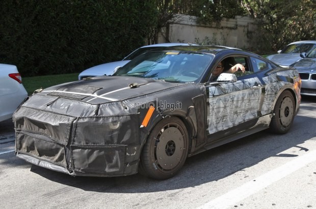 Ford Mustang SVT: foto spia