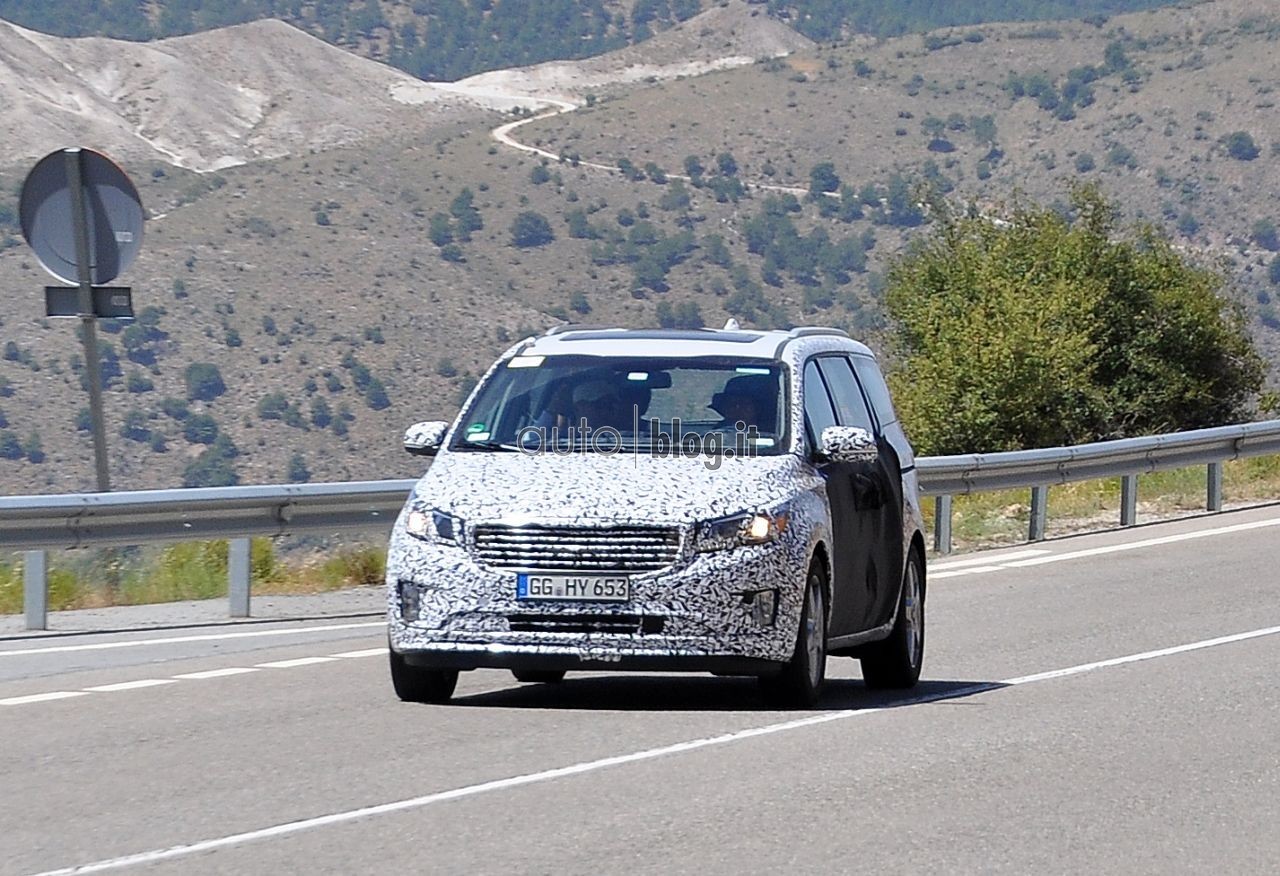 2014-spyshots-kia-carnival-01.jpg