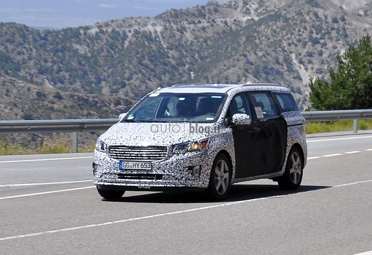 2014-spyshots-kia-carnival-02.jpg