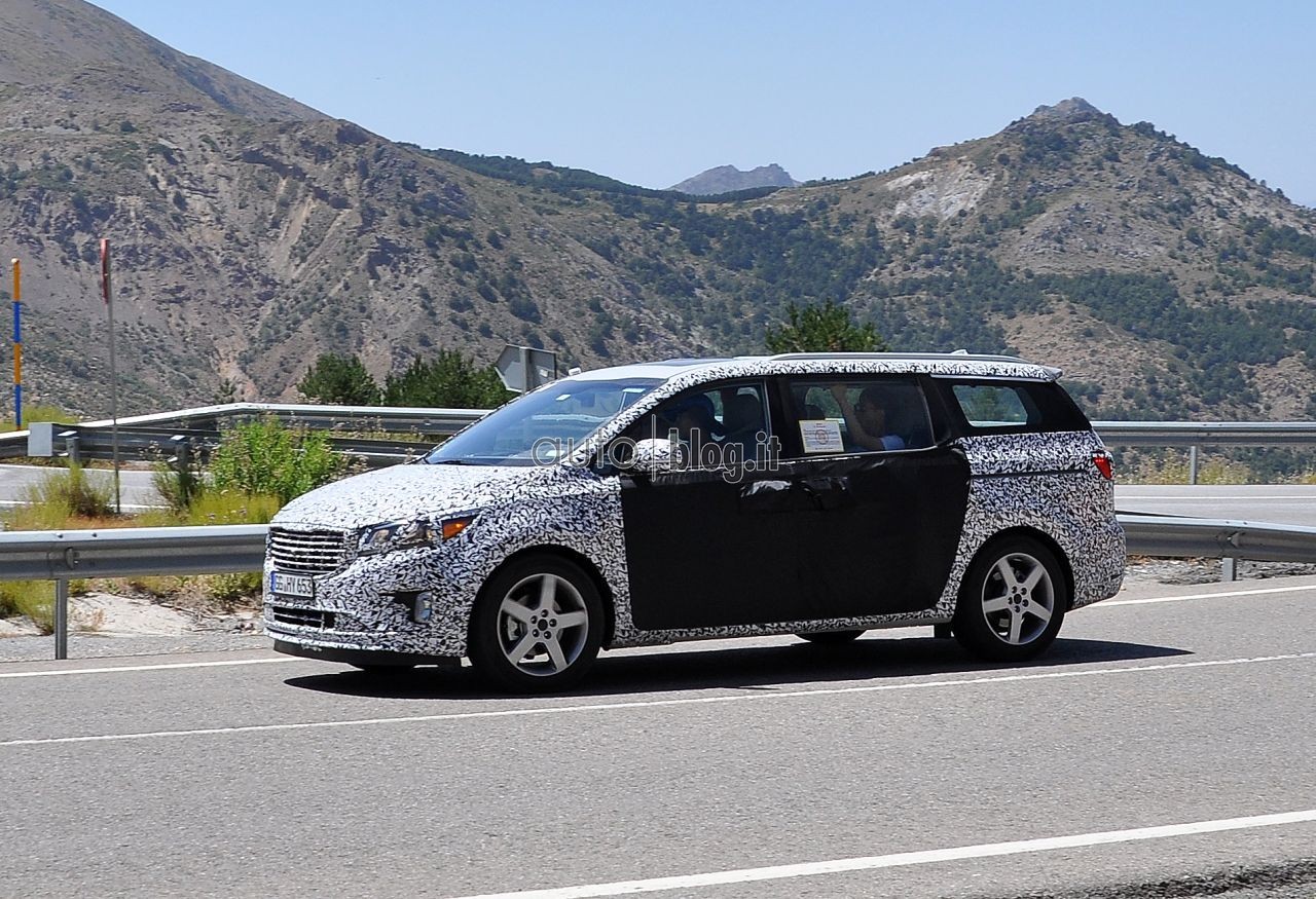 2014-spyshots-kia-carnival-03.jpg