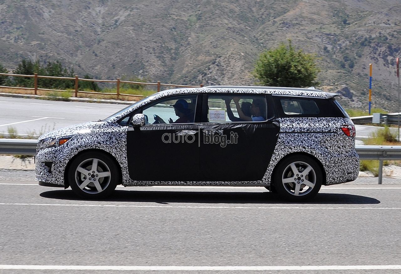 2014-spyshots-kia-carnival-04.jpg
