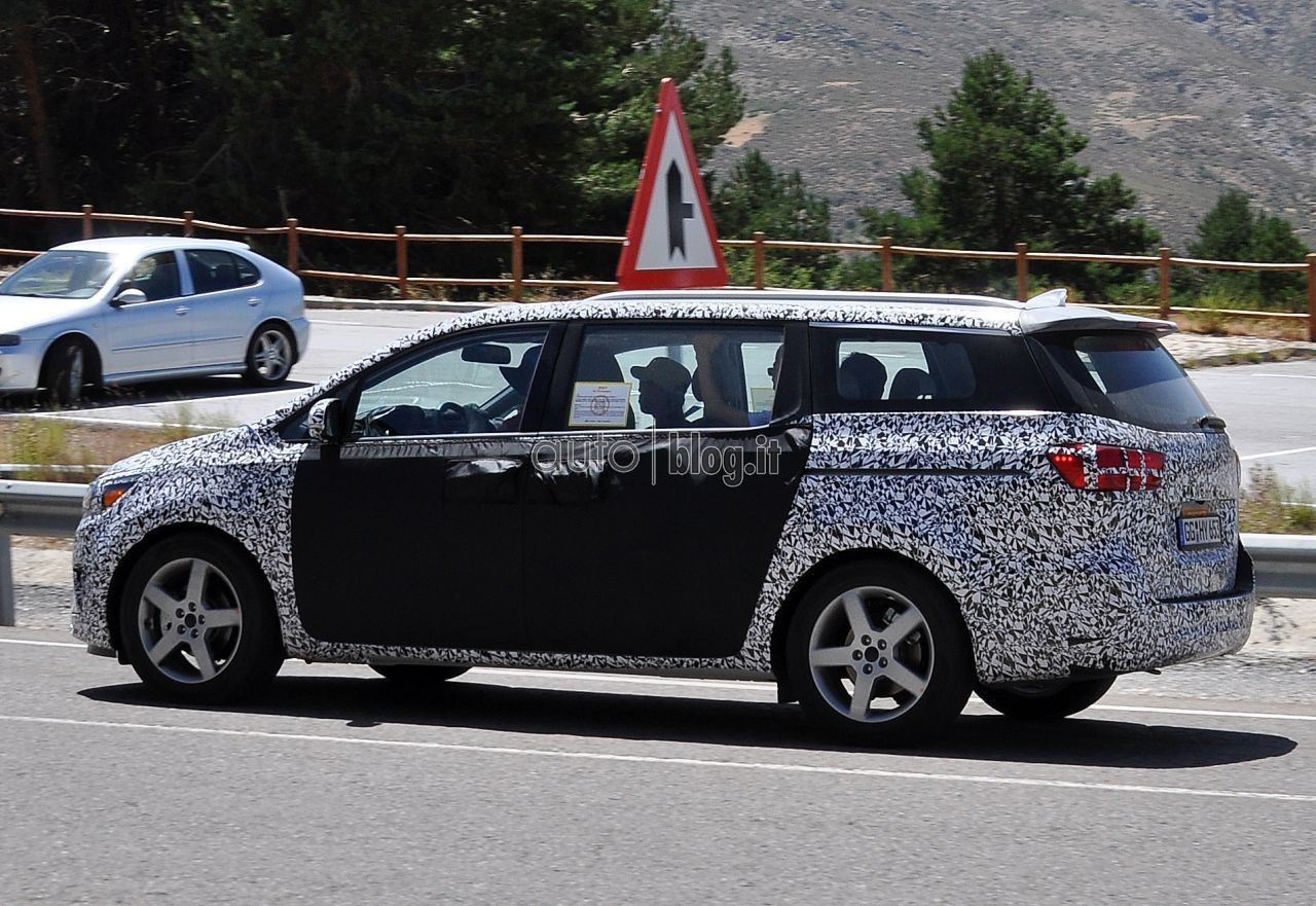 2014-spyshots-kia-carnival-05.jpg
