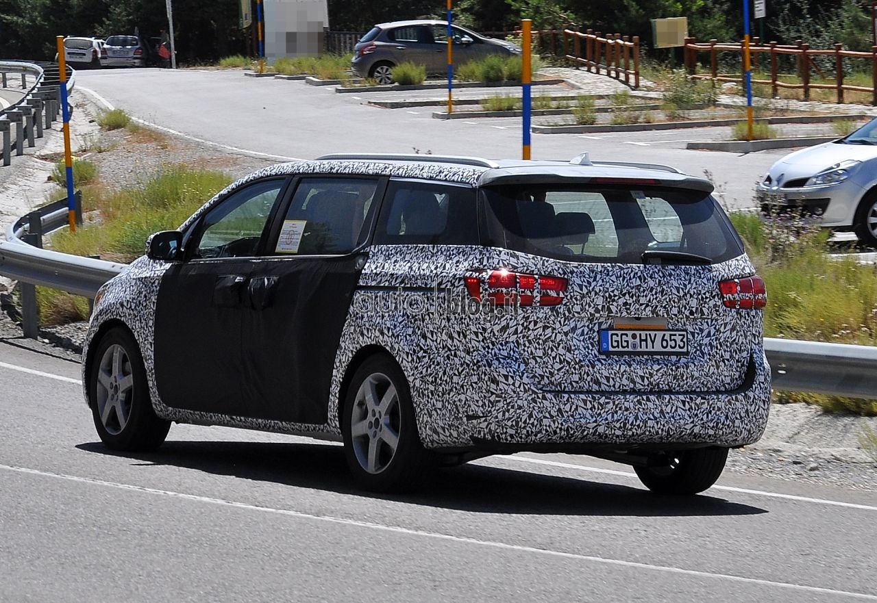 2014-spyshots-kia-carnival-06.jpg