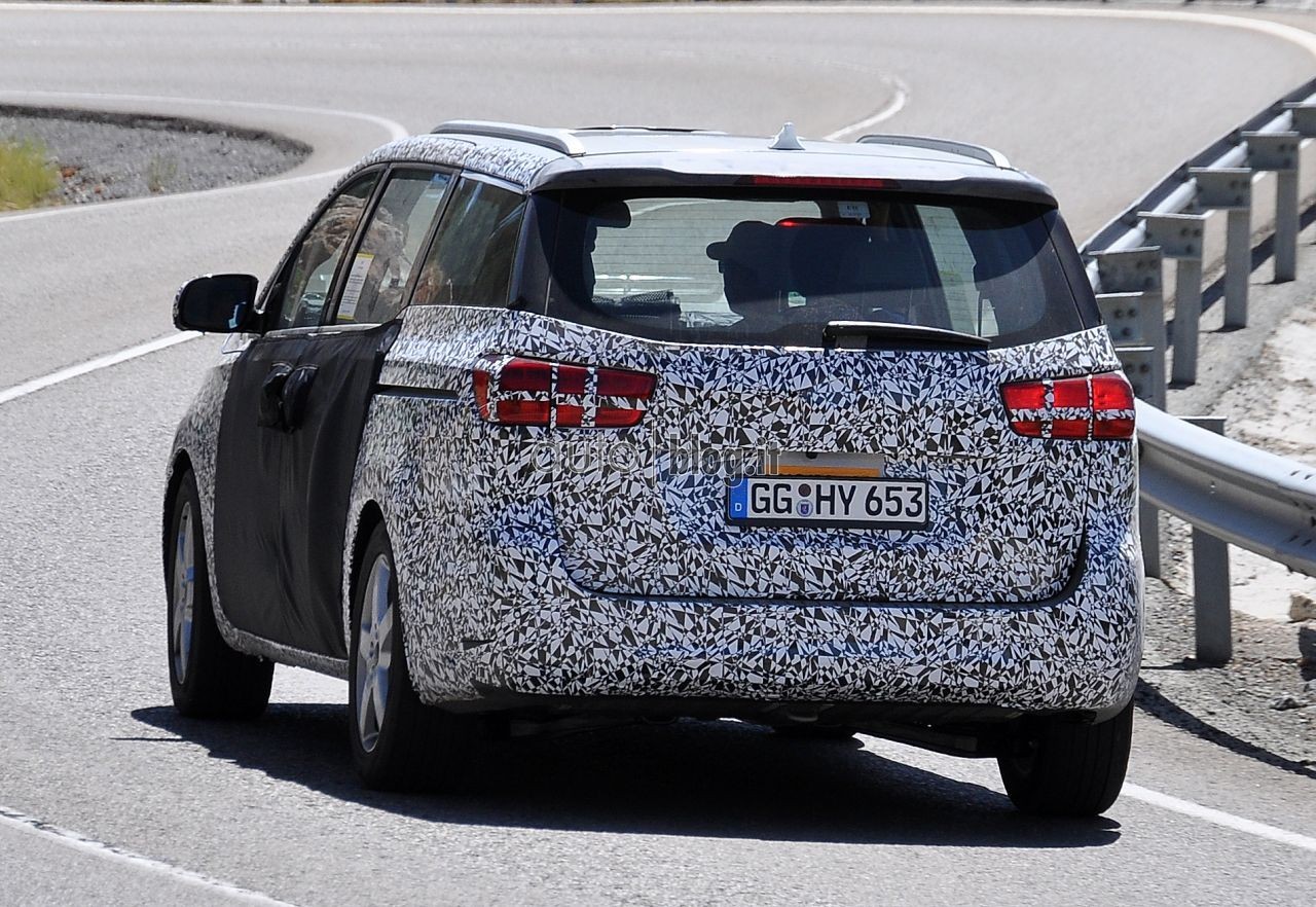 2014-spyshots-kia-carnival-07.jpg