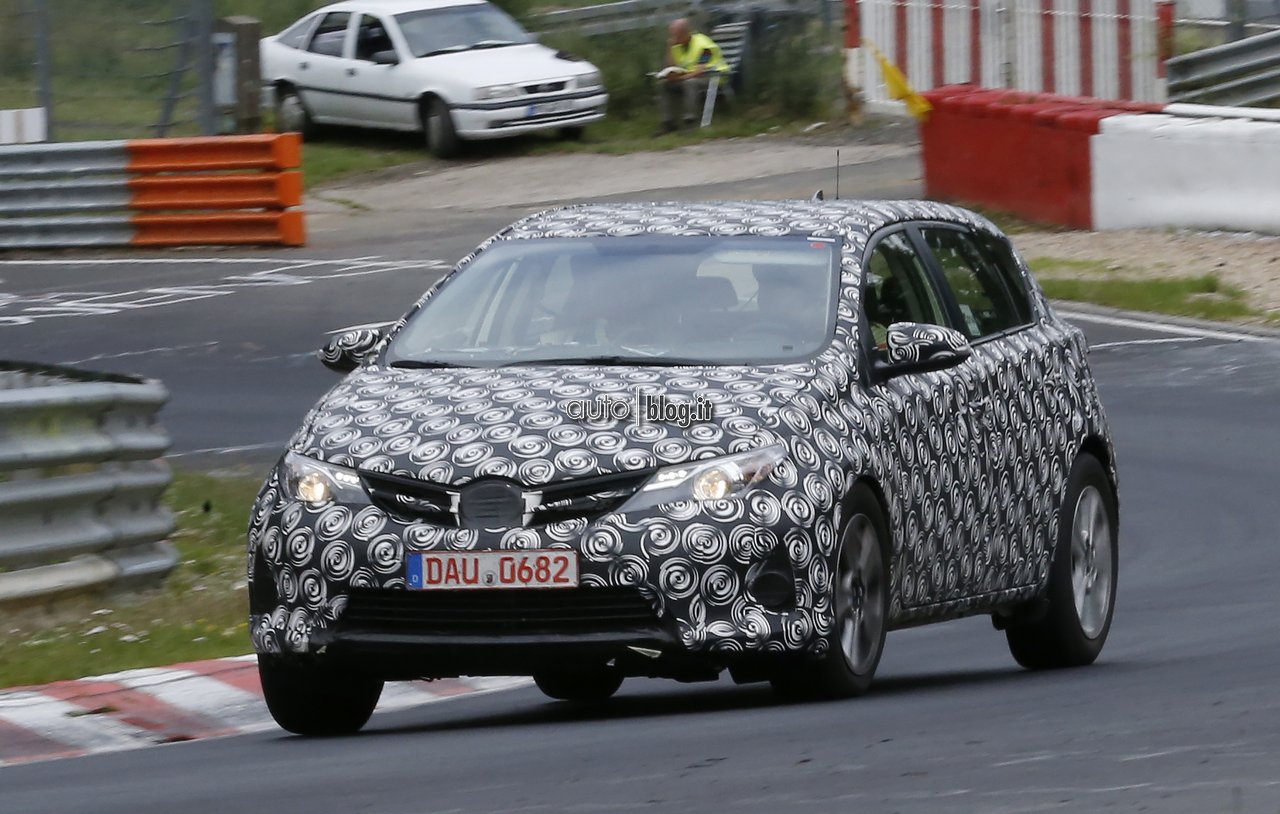 big_toyota-auris-cross-01.jpg