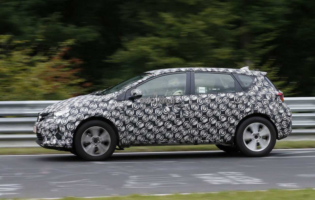 big_toyota-auris-cross-03.jpg