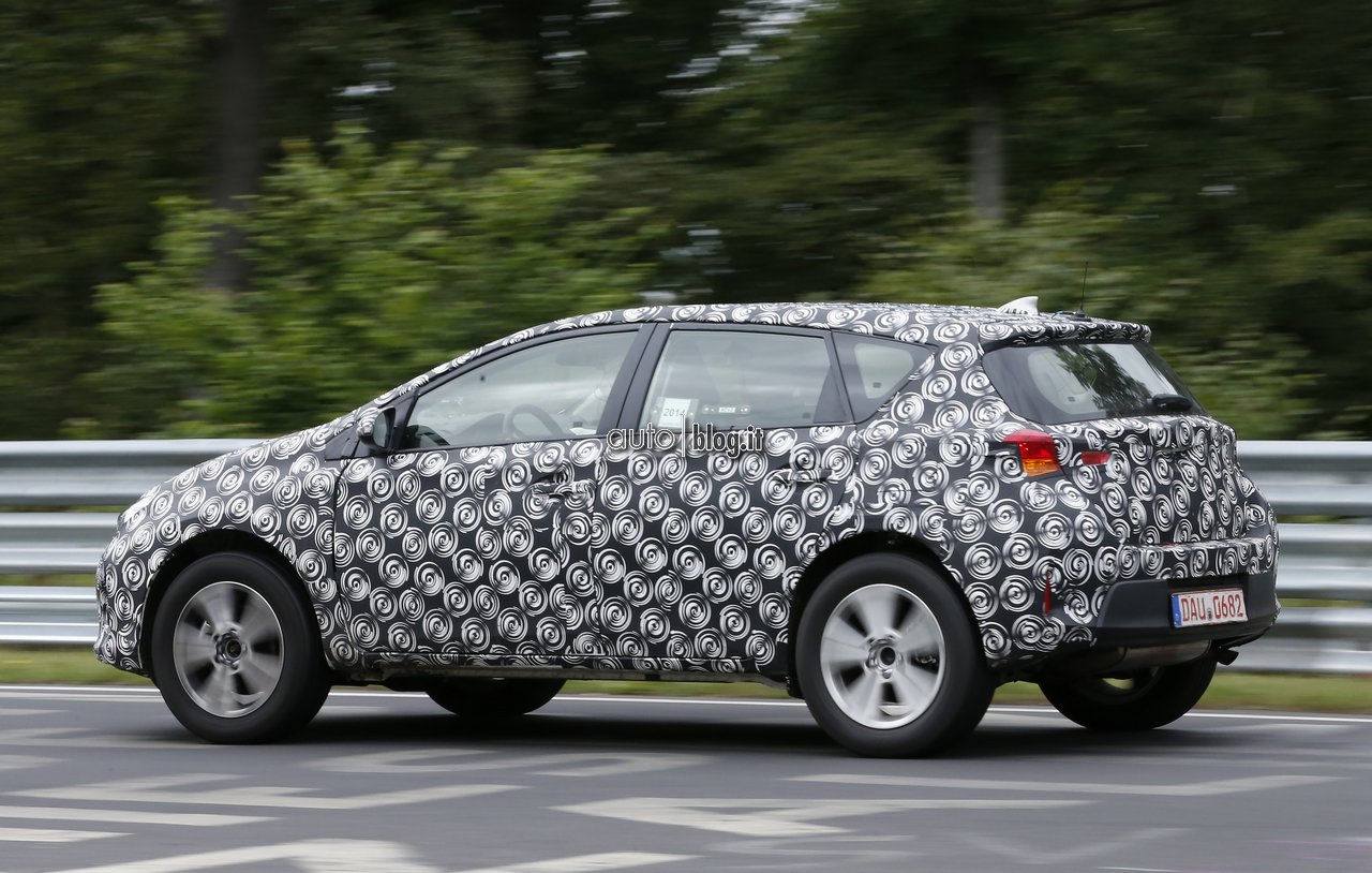 big_toyota-auris-cross-05.jpg