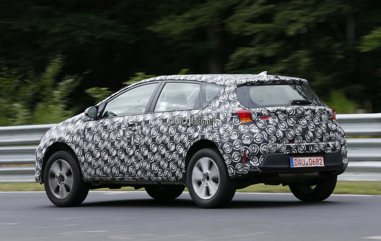 big_toyota-auris-cross-06.jpg