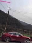 La Tesla Model S connessa al traliccio