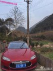 La Tesla Model S connessa al traliccio