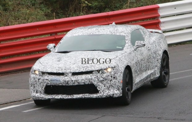 Le foto spia al Nurburgring della Chevrolet Camaro 2016