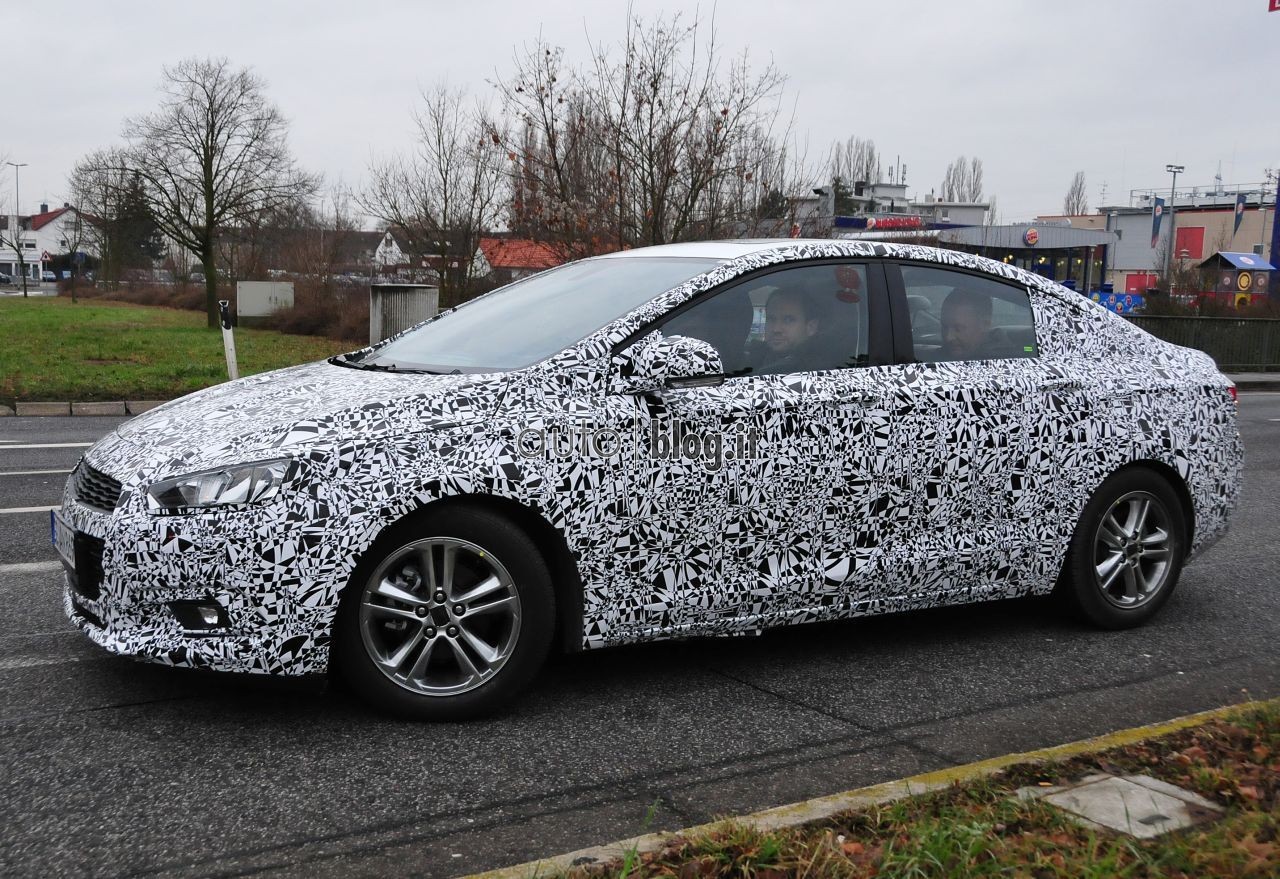 spyshots-2015-chevrolet-cruze-02.jpg