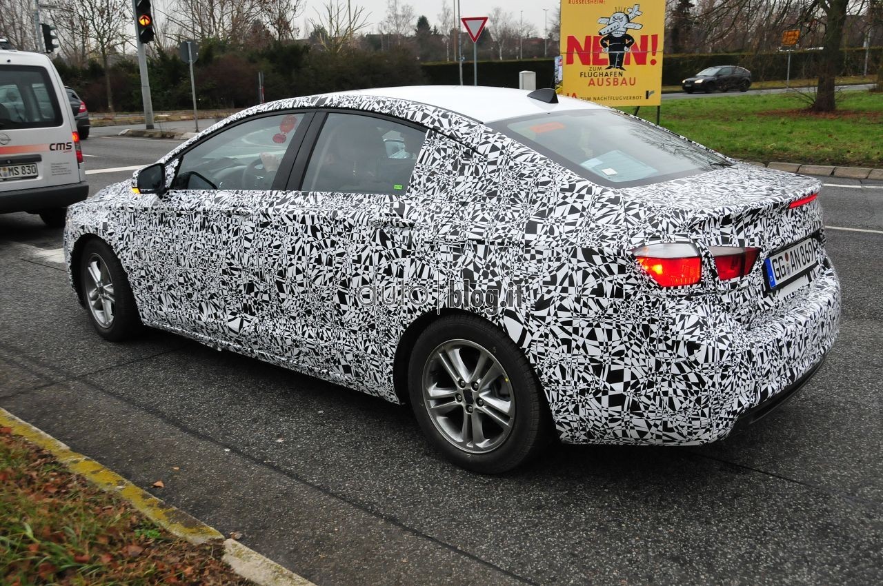 spyshots-2015-chevrolet-cruze-04.jpg