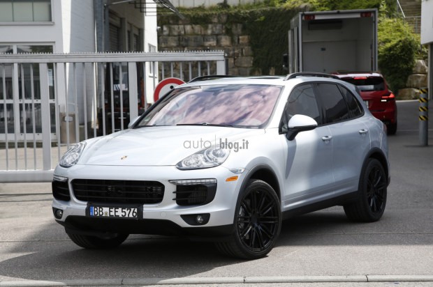 Porsche Cayenne Facelift: foto spia su strada