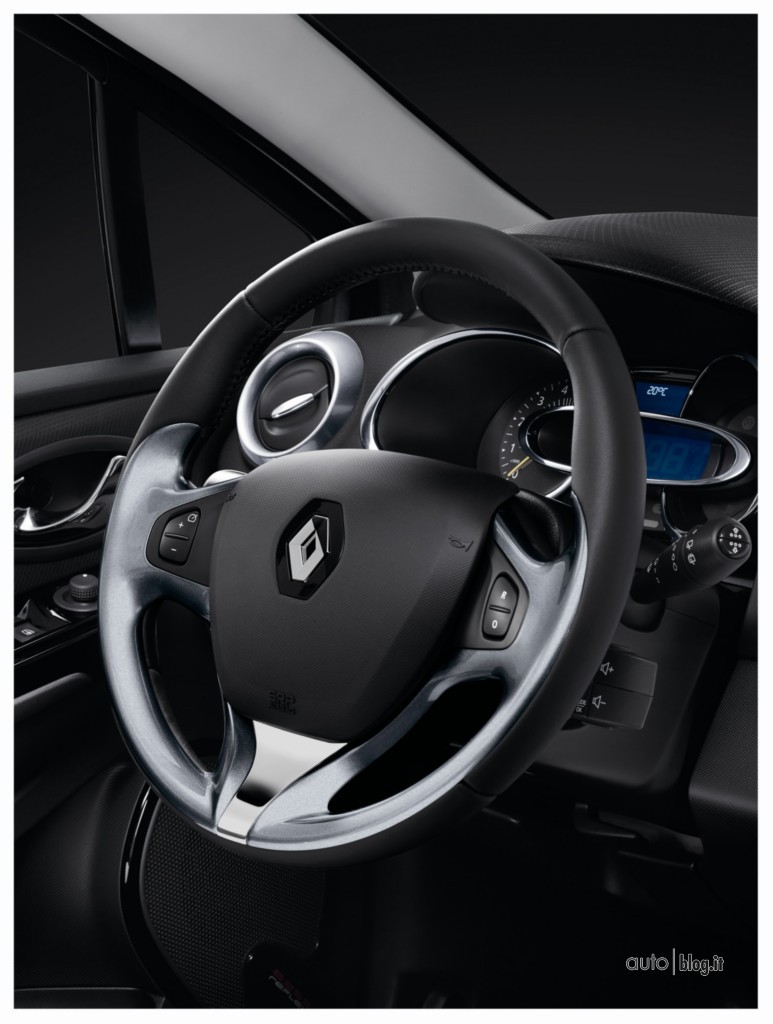 renault-clio-costume-national-06.jpg