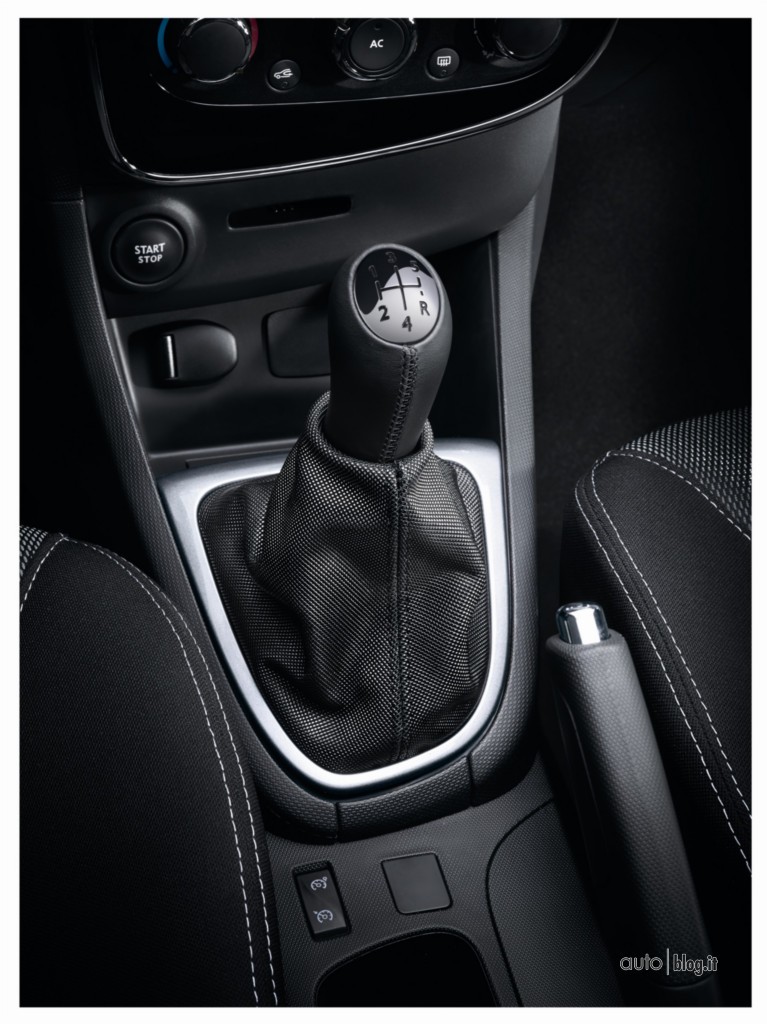 renault-clio-costume-national-07.jpg