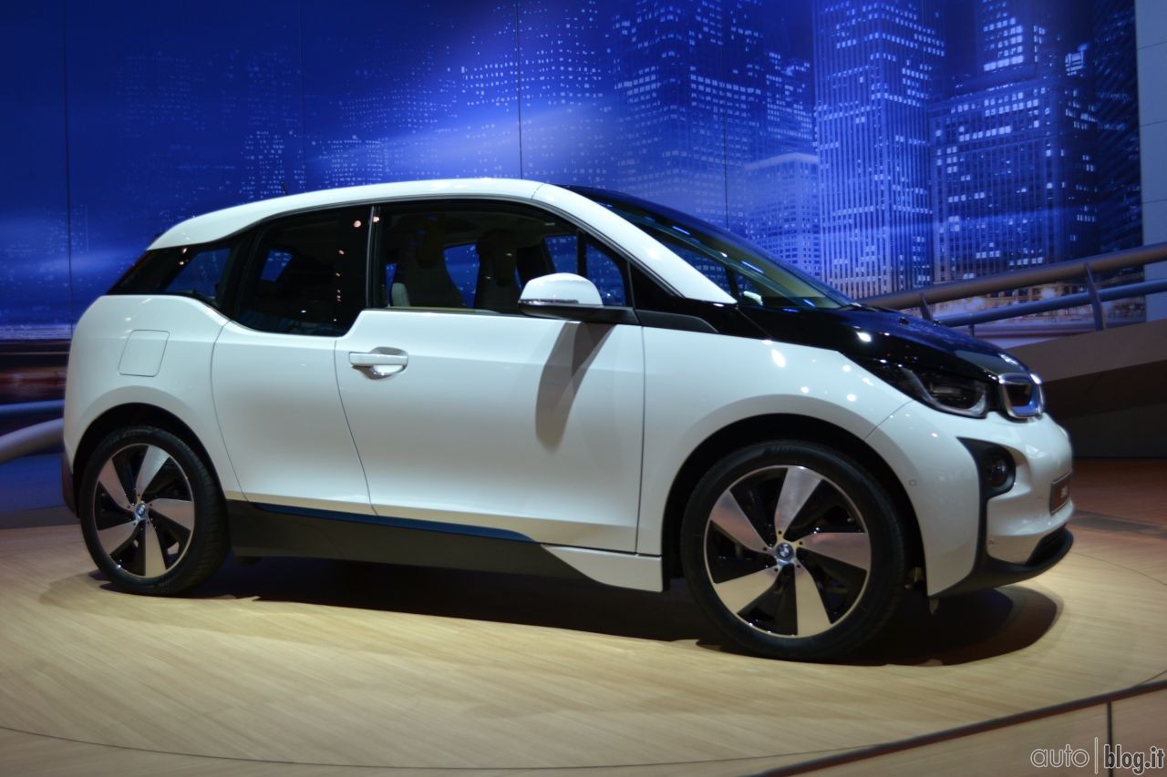 2013-iaa-bmw-stand-04.jpg