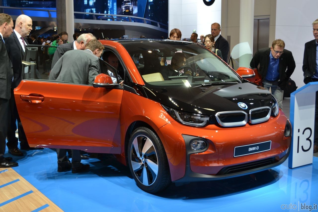 2013-iaa-bmw-stand-06.jpg