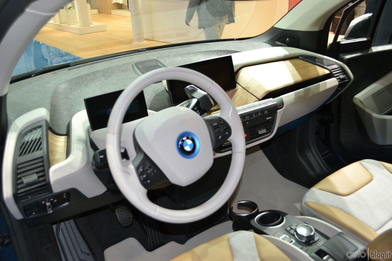 2013-iaa-bmw-stand-07.jpg