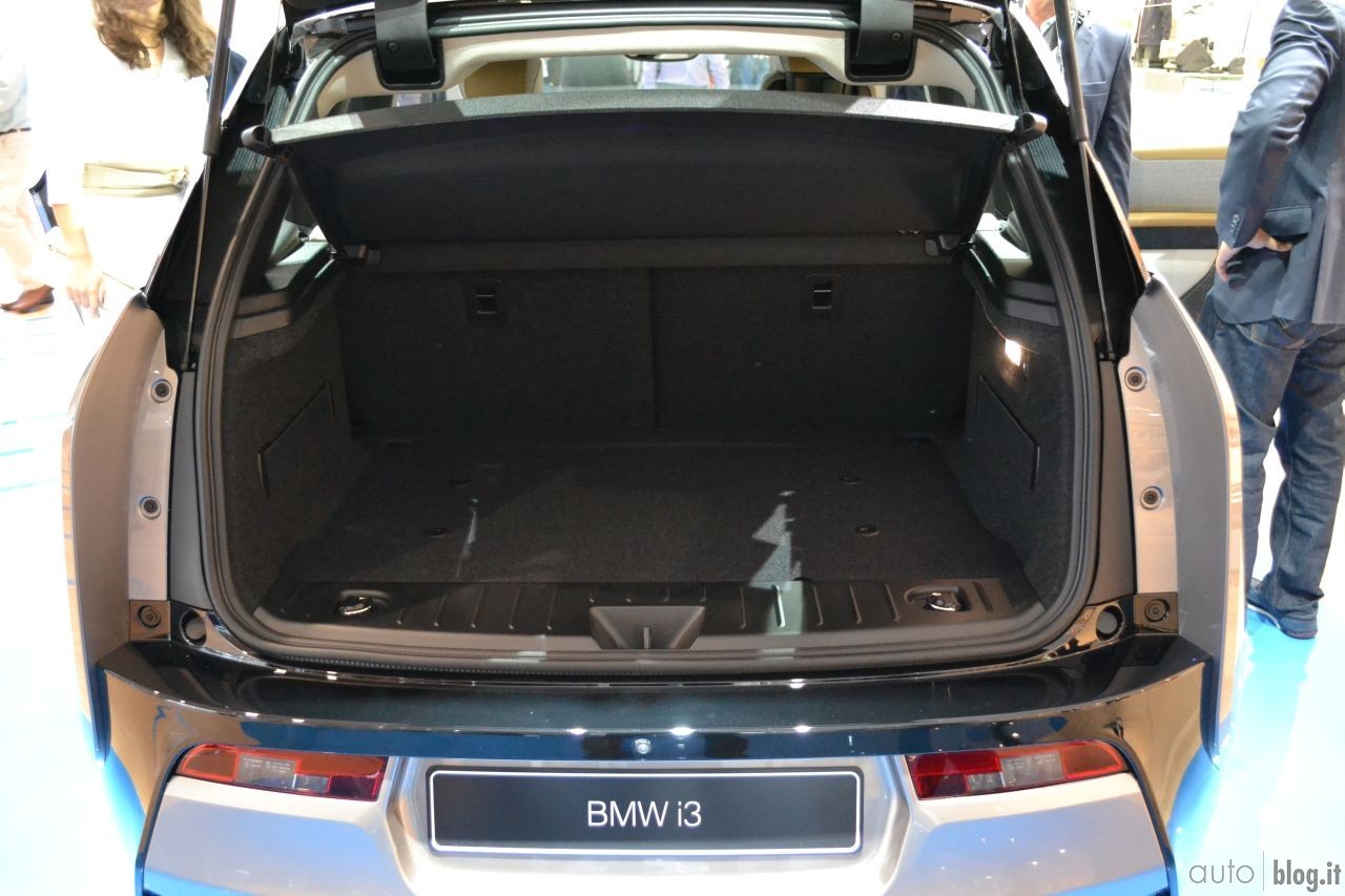 2013-iaa-bmw-stand-08.jpg