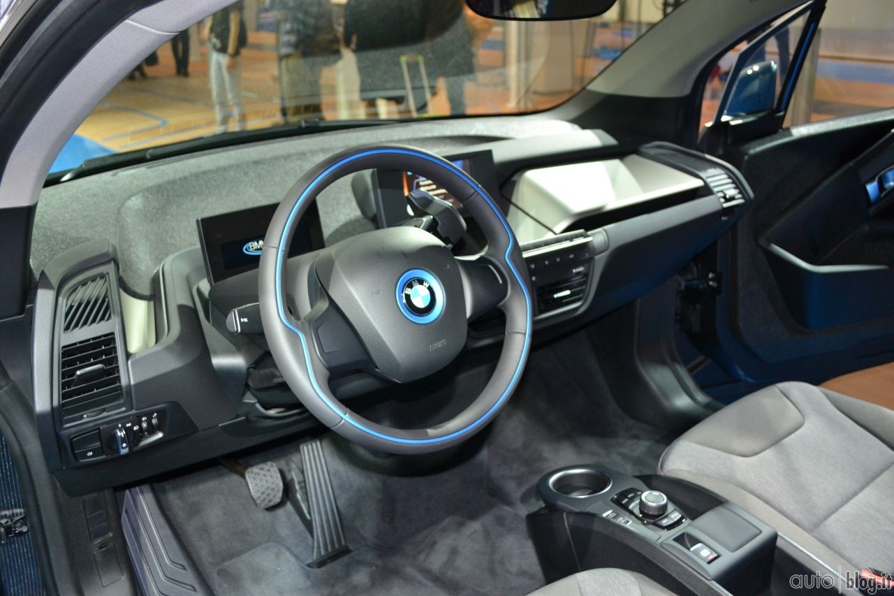 2013-iaa-bmw-stand-09.jpg