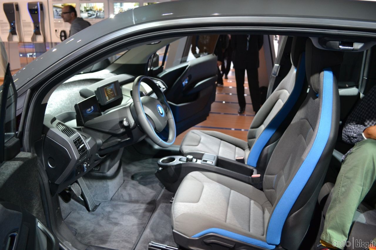 2013-iaa-bmw-stand-10.jpg