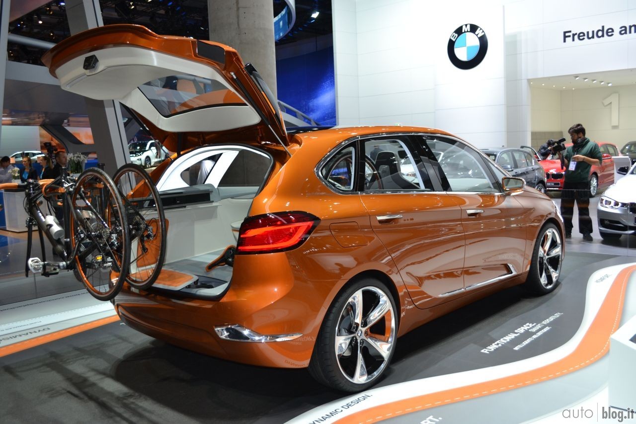 2013-iaa-bmw-stand-11.jpg