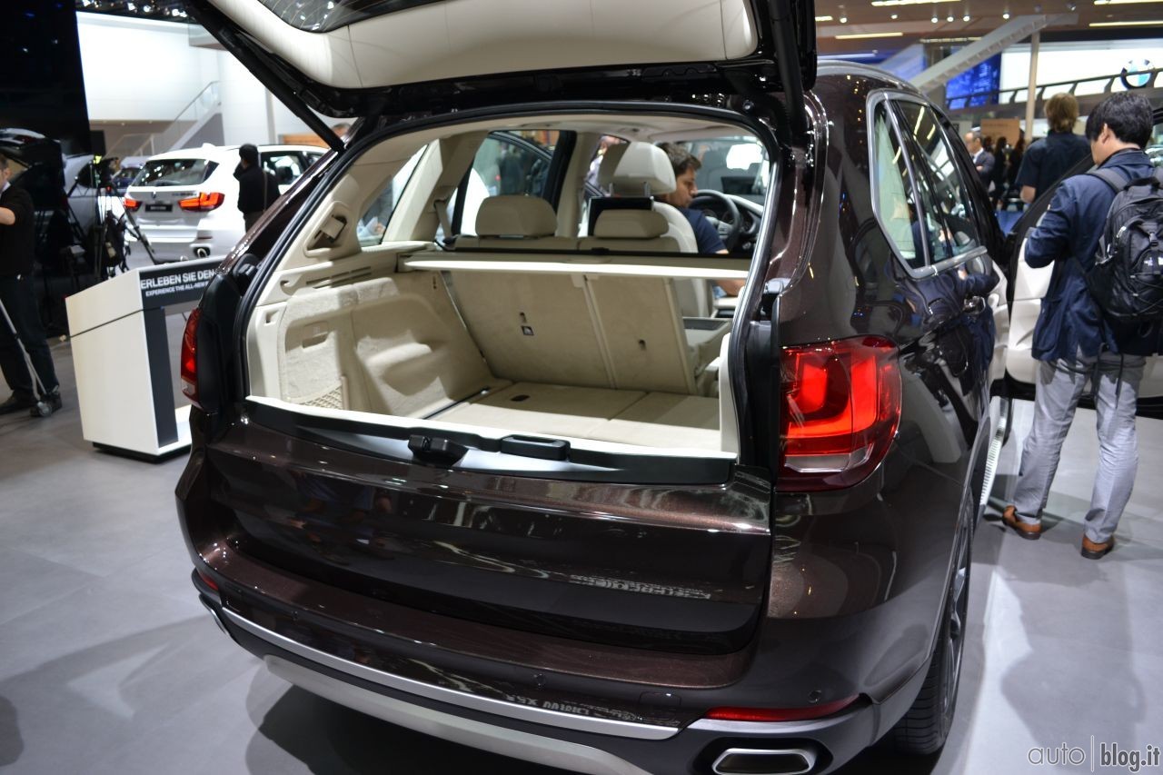 2013-iaa-bmw-stand-15.jpg