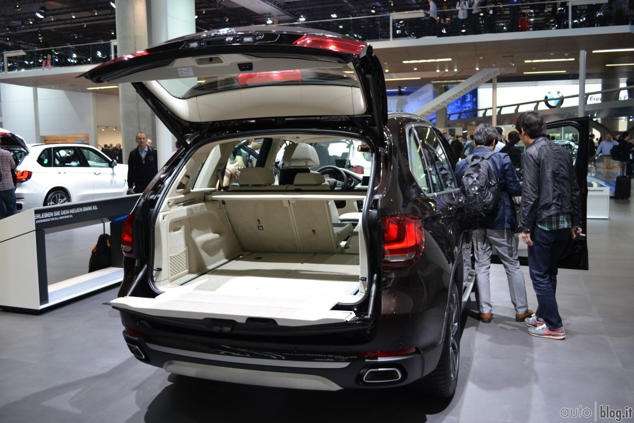2013-iaa-bmw-stand-16.jpg
