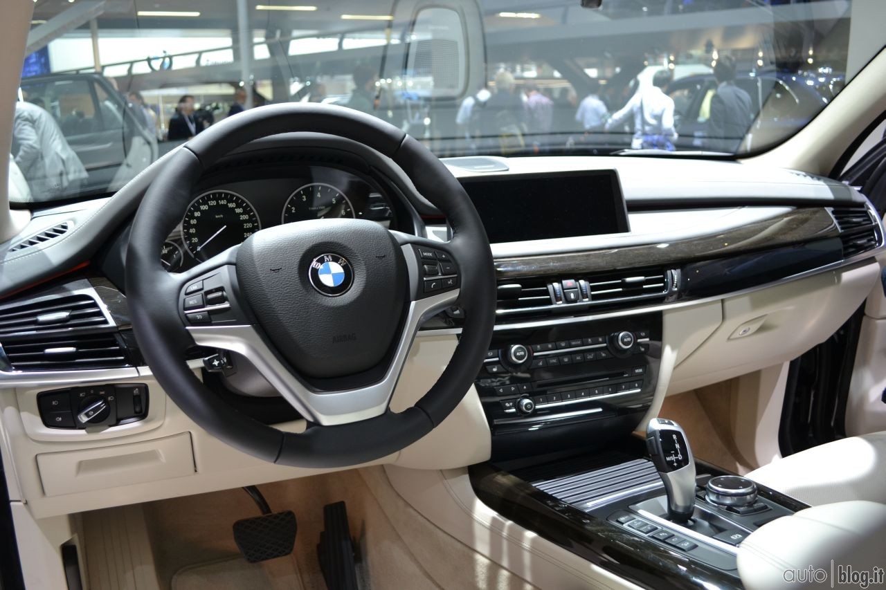 2013-iaa-bmw-stand-17.jpg