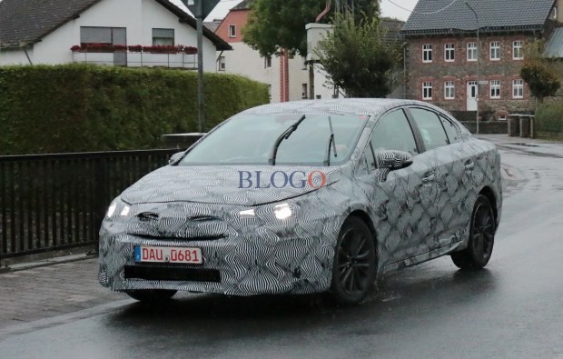 Toyota Avensis: Foto spia su strada