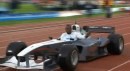 Usain Bolt guida (con difficoltà) la replica di una Formula 1