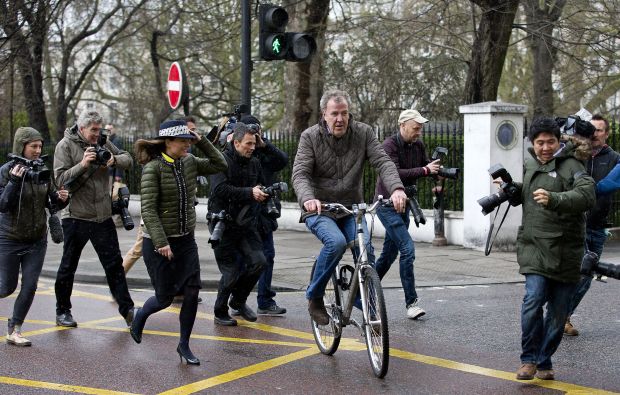 Jeremy Clarkson a passeggio in bici