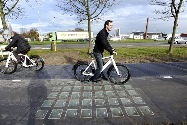 Una bici elettrica lungo la pista ciclabile Solaroad