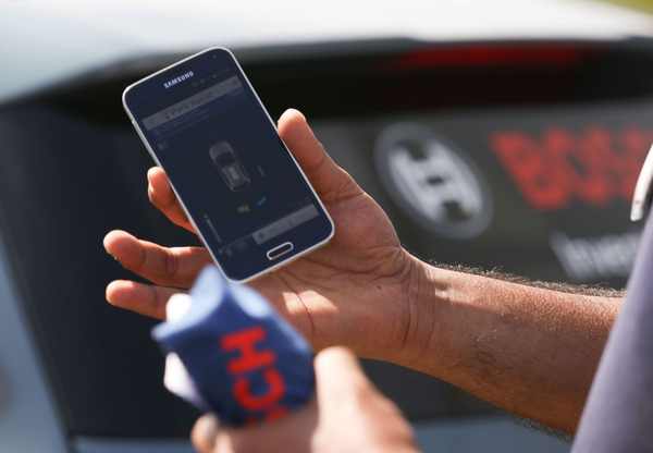 home-zone-park-assist-smartphone.jpg