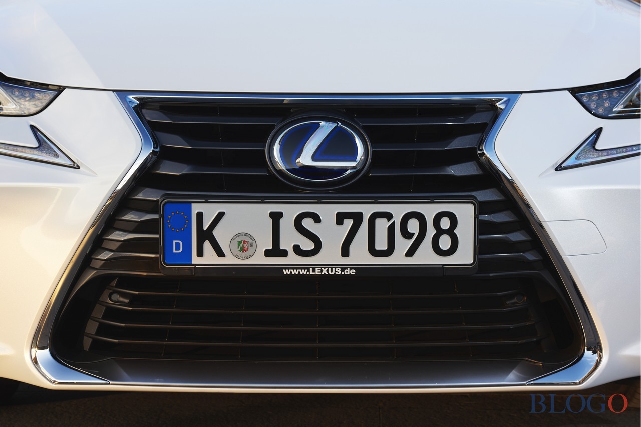 lexus-is-my-2017-14.jpg