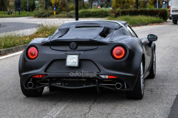 Alfa Romeo 4C Spider: prime foto spia su strada