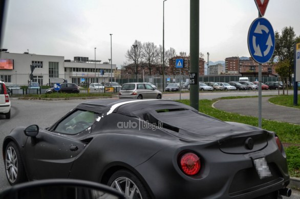 Alfa Romeo 4C Spider: prime foto spia su strada