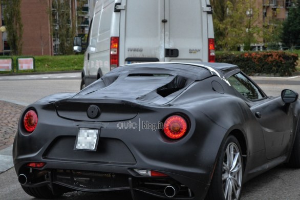 Alfa Romeo 4C Spider: prime foto spia su strada