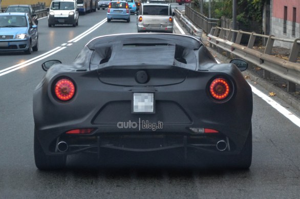 Alfa Romeo 4C Spider: prime foto spia su strada