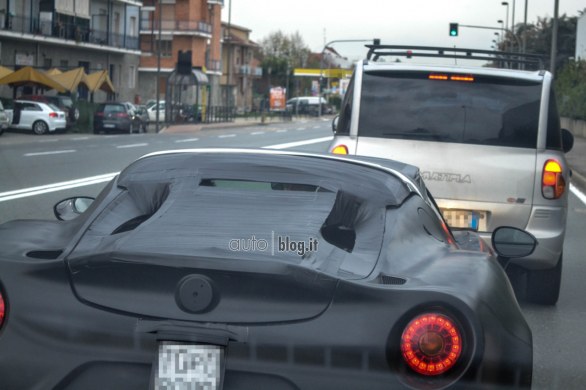 Alfa Romeo 4C Spider: prime foto spia su strada