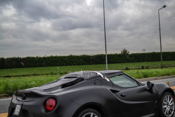 Alfa Romeo 4C Spider: prime foto spia su strada